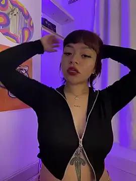 Discover our girls online shows and discover the company of countless livestreamers, with stunning shapes, sex toys and more.