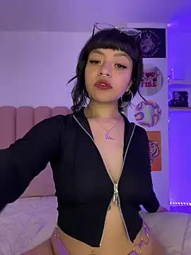 Discover our girls online shows and discover the company of countless livestreamers, with stunning shapes, sex toys and more.