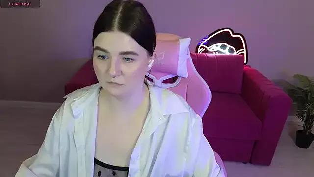Discover our girls online shows and discover the company of countless livestreamers, with stunning shapes, sex toys and more.