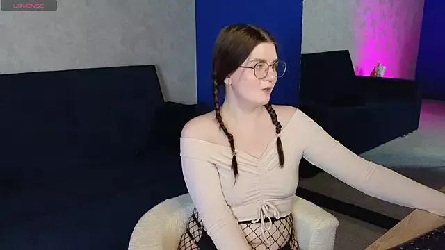 Discover our girls online shows and discover the company of countless livestreamers, with stunning shapes, sex toys and more.