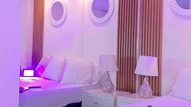 Discover our girls online shows and discover the company of countless livestreamers, with stunning shapes, sex toys and more.