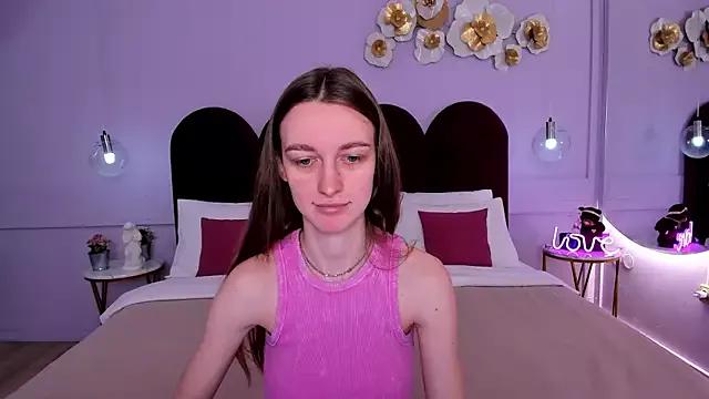 Discover our girls online shows and discover the company of countless livestreamers, with stunning shapes, sex toys and more.