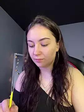 Discover our girls online shows and discover the company of countless livestreamers, with stunning shapes, sex toys and more.