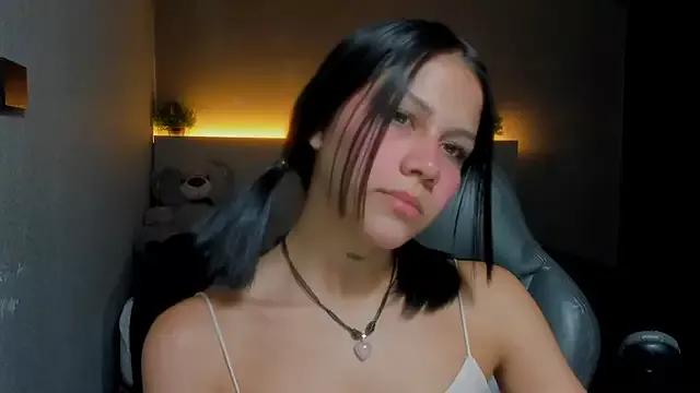 Discover our girls online shows and discover the company of countless livestreamers, with stunning shapes, sex toys and more.