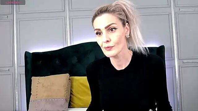 Discover our girls online shows and discover the company of countless livestreamers, with stunning shapes, sex toys and more.