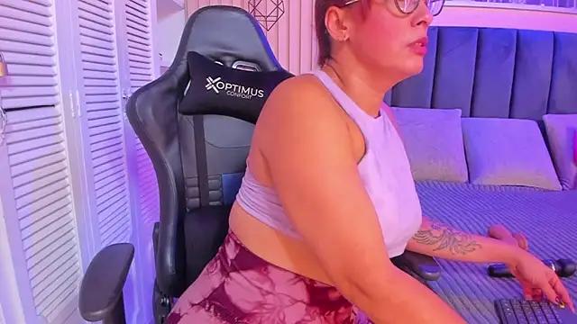 Discover our girls online shows and discover the company of countless livestreamers, with stunning shapes, sex toys and more.