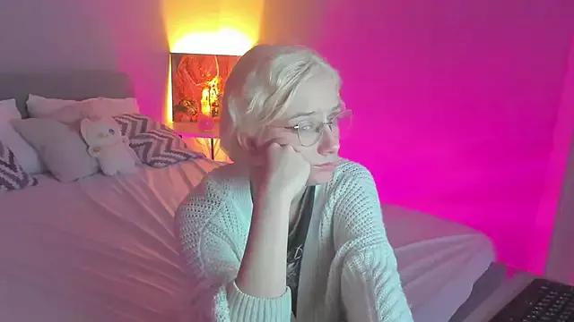 Discover our girls online shows and discover the company of countless livestreamers, with stunning shapes, sex toys and more.
