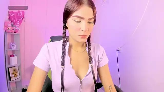 Discover our girls online shows and discover the company of countless livestreamers, with stunning shapes, sex toys and more.