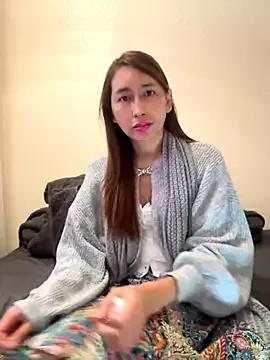 Discover our girls online shows and discover the company of countless livestreamers, with stunning shapes, sex toys and more.