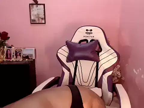 Discover our girls online shows and discover the company of countless livestreamers, with stunning shapes, sex toys and more.
