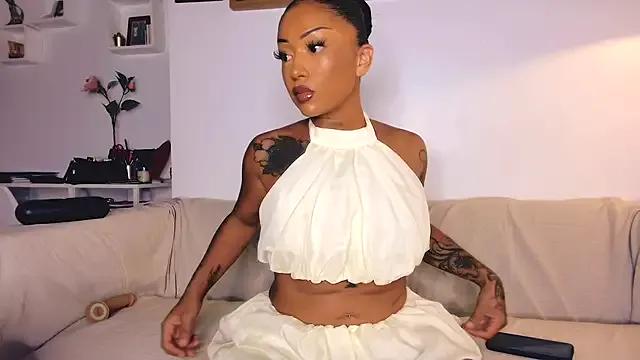 Discover our girls online shows and discover the company of countless livestreamers, with stunning shapes, sex toys and more.