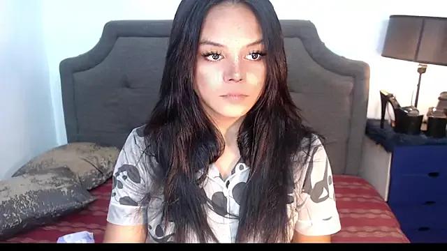 Discover our girls online shows and discover the company of countless livestreamers, with stunning shapes, sex toys and more.