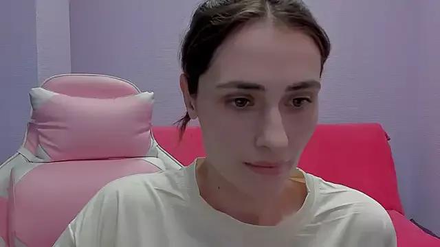 Discover our girls online shows and discover the company of countless livestreamers, with stunning shapes, sex toys and more.
