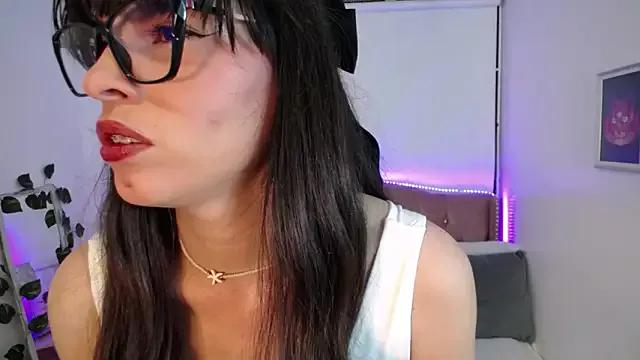 Discover our girls online shows and discover the company of countless livestreamers, with stunning shapes, sex toys and more.