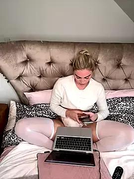 auriangel from StripChat is Freechat