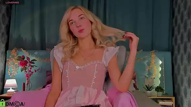 Discover our girls online shows and discover the company of countless livestreamers, with stunning shapes, sex toys and more.