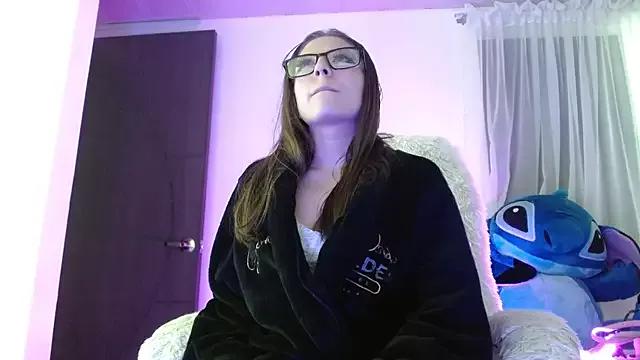Discover our girls online shows and discover the company of countless livestreamers, with stunning shapes, sex toys and more.