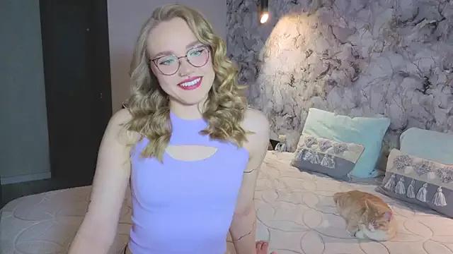 Discover our girls online shows and discover the company of countless livestreamers, with stunning shapes, sex toys and more.