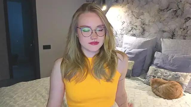 Discover our girls online shows and discover the company of countless livestreamers, with stunning shapes, sex toys and more.