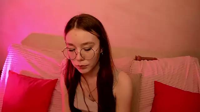Discover our girls online shows and discover the company of countless livestreamers, with stunning shapes, sex toys and more.