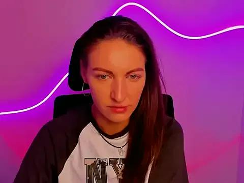 Discover our girls online shows and discover the company of countless livestreamers, with stunning shapes, sex toys and more.