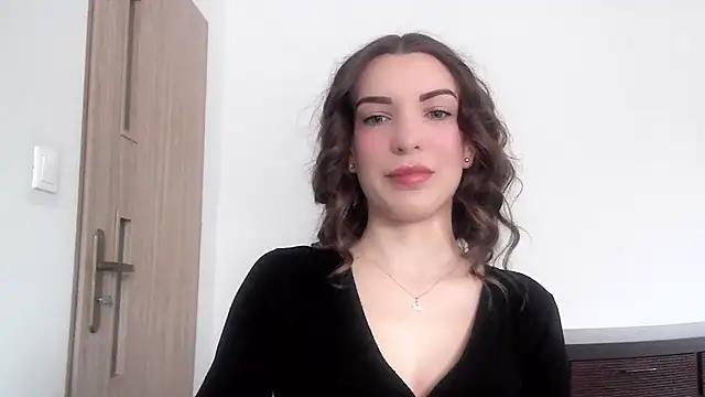 Discover our girls online shows and discover the company of countless livestreamers, with stunning shapes, sex toys and more.