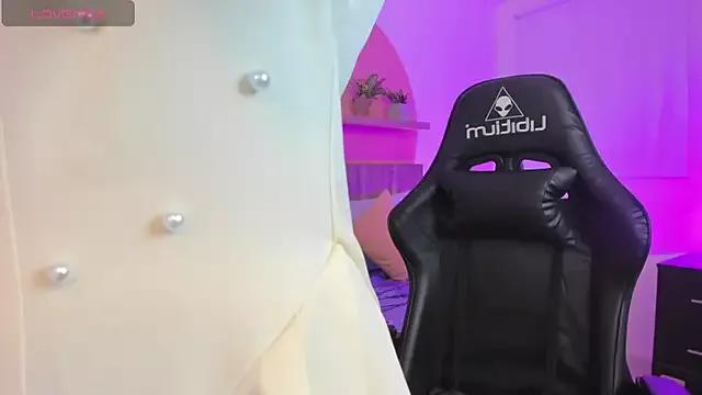 Discover our girls online shows and discover the company of countless livestreamers, with stunning shapes, sex toys and more.