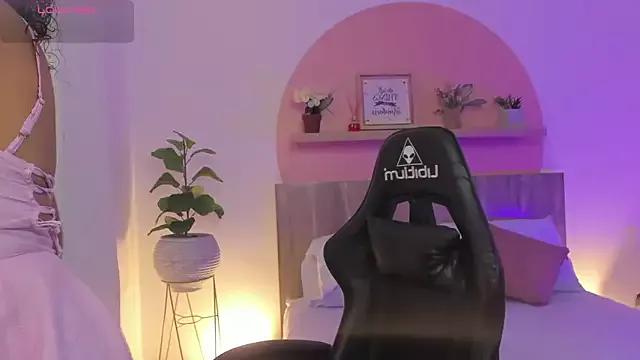 Discover our girls online shows and discover the company of countless livestreamers, with stunning shapes, sex toys and more.