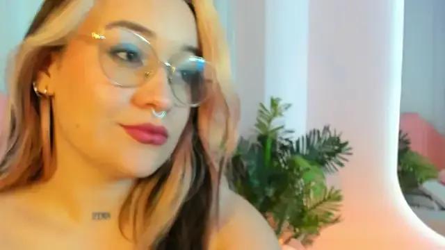Discover our girls online shows and discover the company of countless livestreamers, with stunning shapes, sex toys and more.