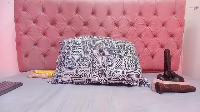 Auroraa_miller from StripChat is Freechat