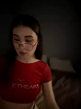 Discover our girls online shows and discover the company of countless livestreamers, with stunning shapes, sex toys and more.