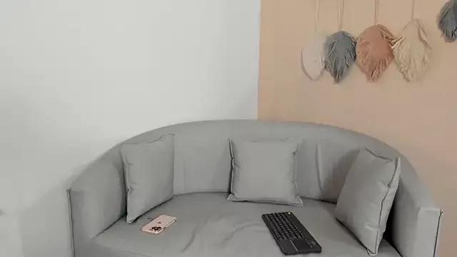 Discover our girls online shows and discover the company of countless livestreamers, with stunning shapes, sex toys and more.
