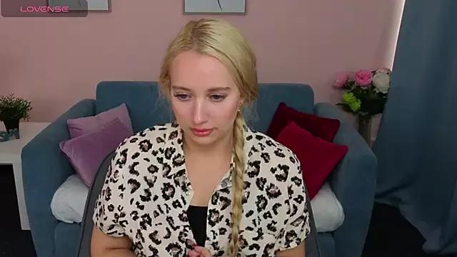 Discover our girls online shows and discover the company of countless livestreamers, with stunning shapes, sex toys and more.