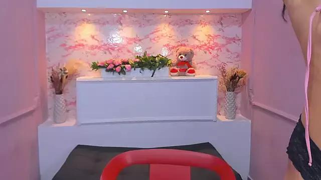 Discover our girls online shows and discover the company of countless livestreamers, with stunning shapes, sex toys and more.