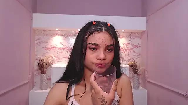 Discover our girls online shows and discover the company of countless livestreamers, with stunning shapes, sex toys and more.