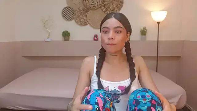 Discover our girls online shows and discover the company of countless livestreamers, with stunning shapes, sex toys and more.