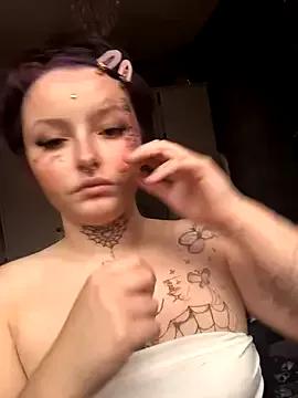 Discover our girls online shows and discover the company of countless livestreamers, with stunning shapes, sex toys and more.