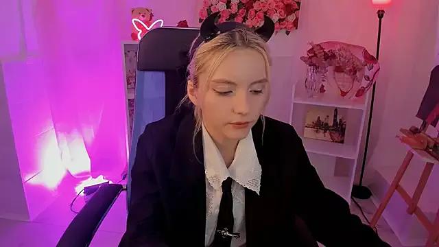Discover our girls online shows and discover the company of countless livestreamers, with stunning shapes, sex toys and more.