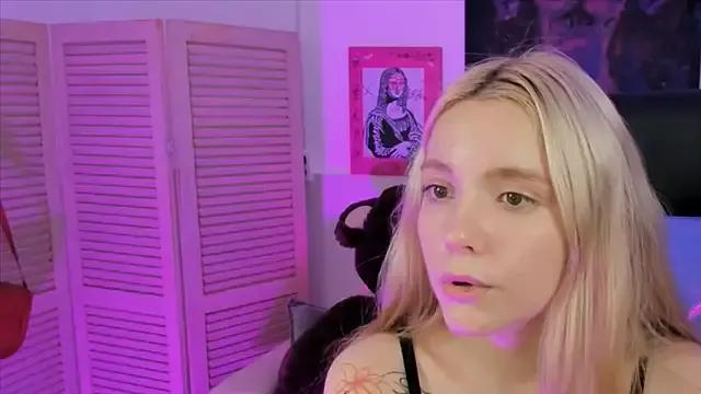 Discover our girls online shows and discover the company of countless livestreamers, with stunning shapes, sex toys and more.