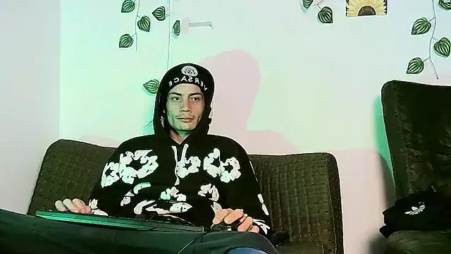 Discover our girls online shows and discover the company of countless livestreamers, with stunning shapes, sex toys and more.