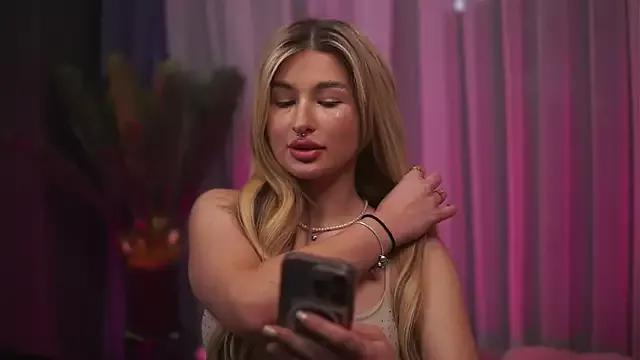 AvaShayy from StripChat