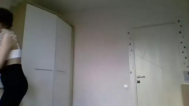 Avenique from StripChat is Freechat