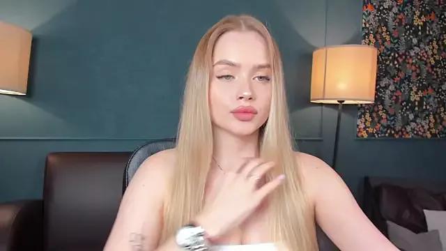 Discover our girls online shows and discover the company of countless livestreamers, with stunning shapes, sex toys and more.