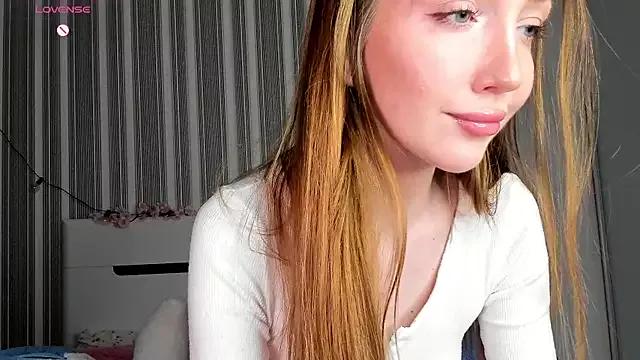 Awwwrora from StripChat