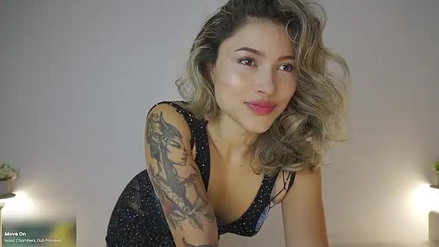 Discover our girls online shows and discover the company of countless livestreamers, with stunning shapes, sex toys and more.