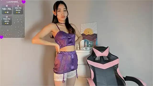 Discover our girls online shows and discover the company of countless livestreamers, with stunning shapes, sex toys and more.