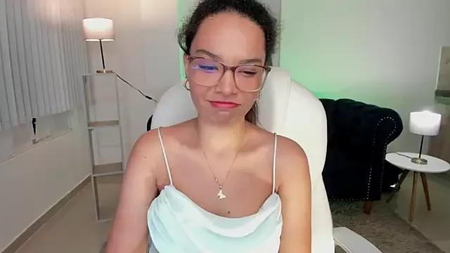Discover our girls online shows and discover the company of countless livestreamers, with stunning shapes, sex toys and more.