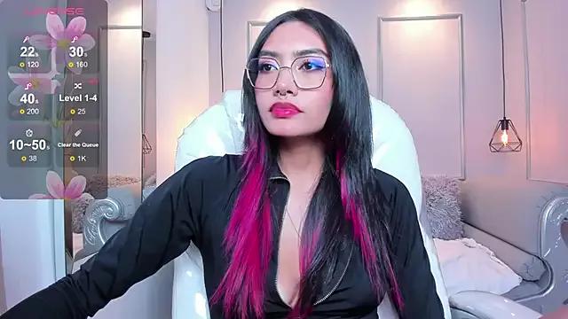 Discover our girls online shows and discover the company of countless livestreamers, with stunning shapes, sex toys and more.