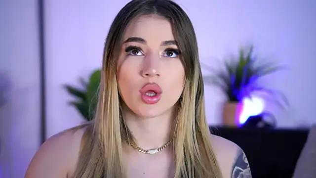 Discover our girls online shows and discover the company of countless livestreamers, with stunning shapes, sex toys and more.