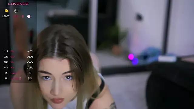 Discover our girls online shows and discover the company of countless livestreamers, with stunning shapes, sex toys and more.